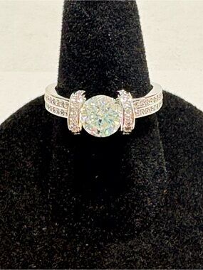 Classic Round-Cut Moissanite Halo Ring in Silver